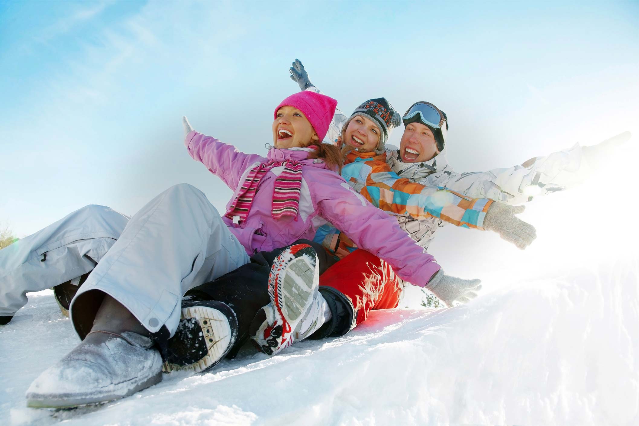 Отдых спорт и развлечение. Зимние развлечения. Развлечения зимой. Семейные развлечения зимой. Спортивная семья зимой.